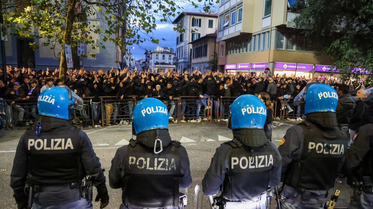 La protesta dei tifosi viola all'esterno del Franchi